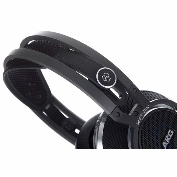 AKG K-812