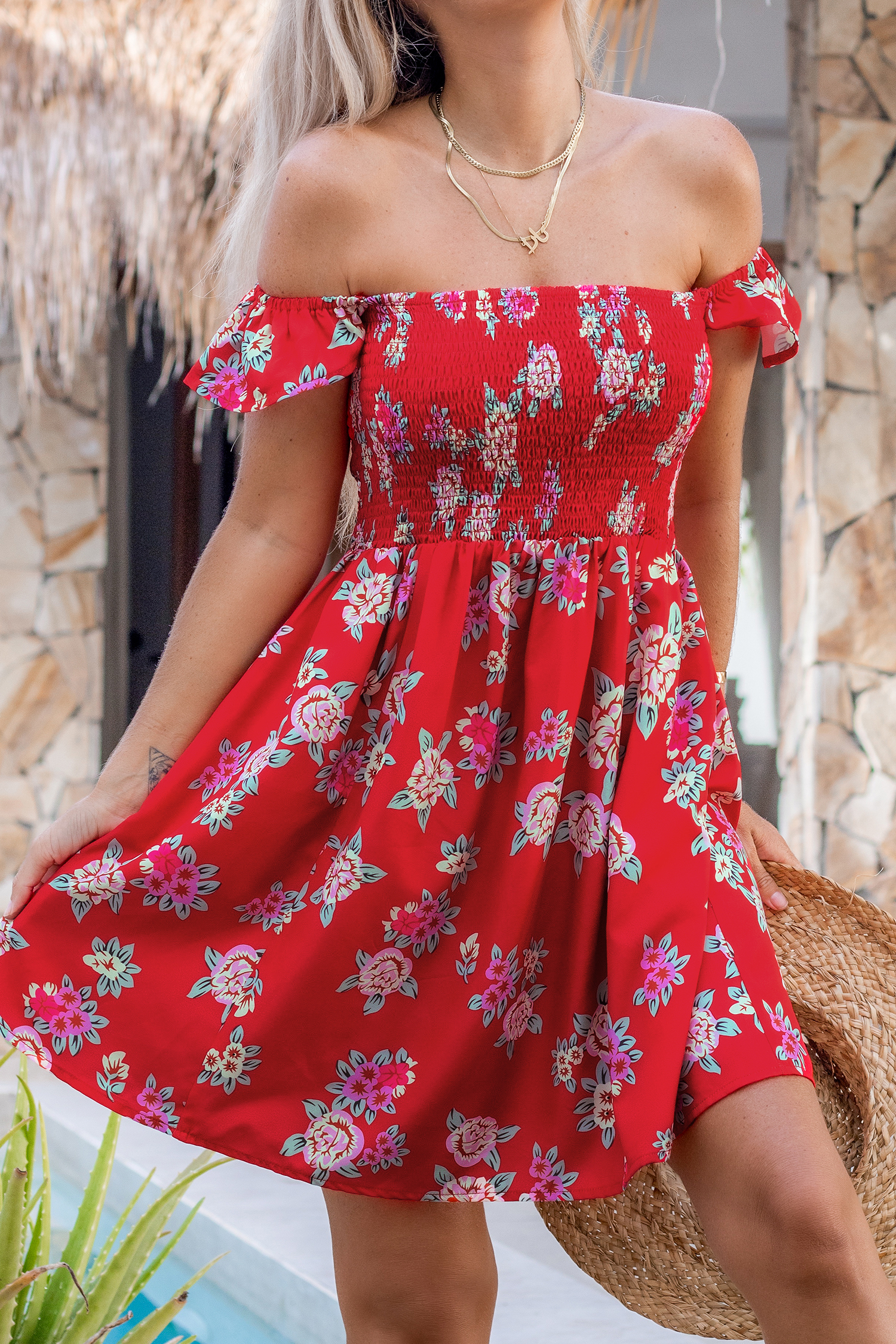 Robe mini à épaules dénudées et corsage à smocks rouge