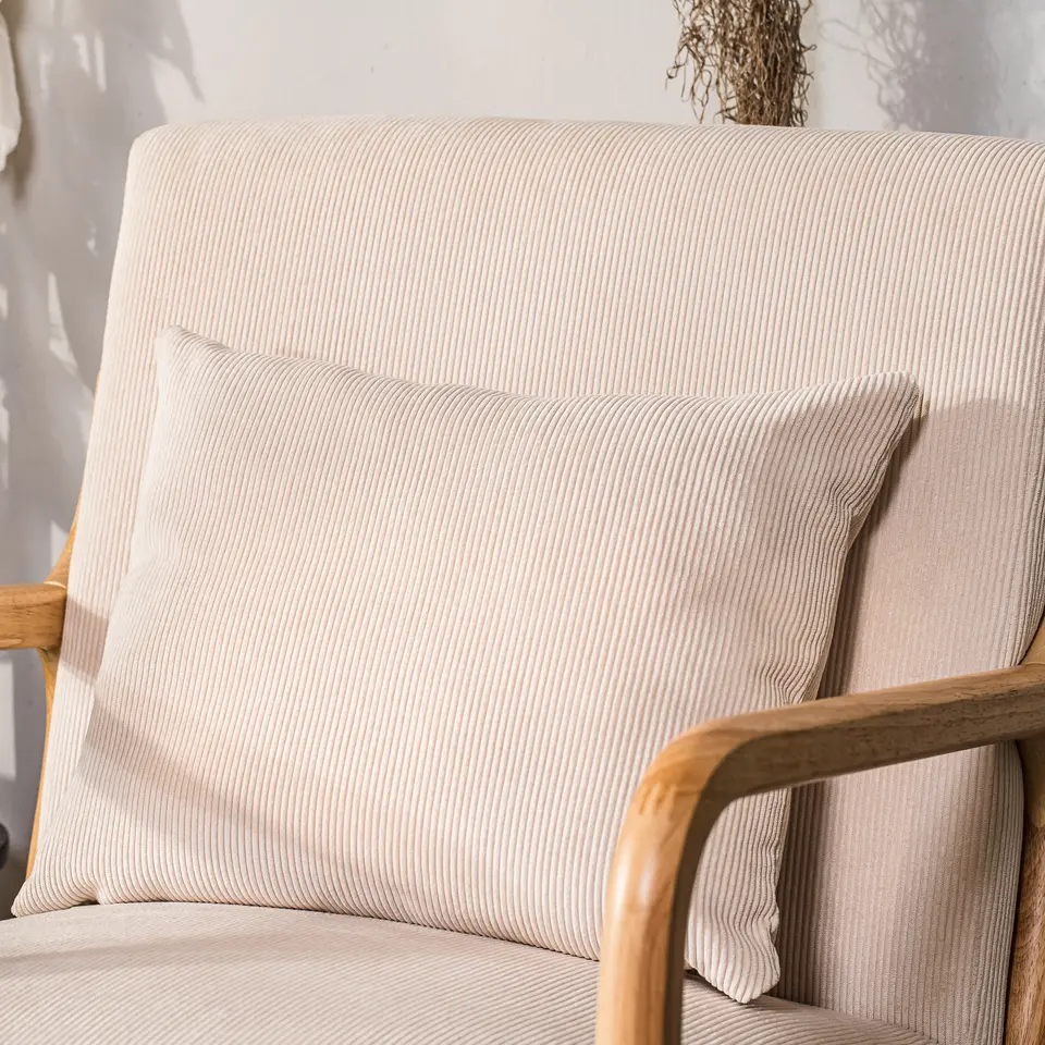 Fauteuil van massief hout en beige stof