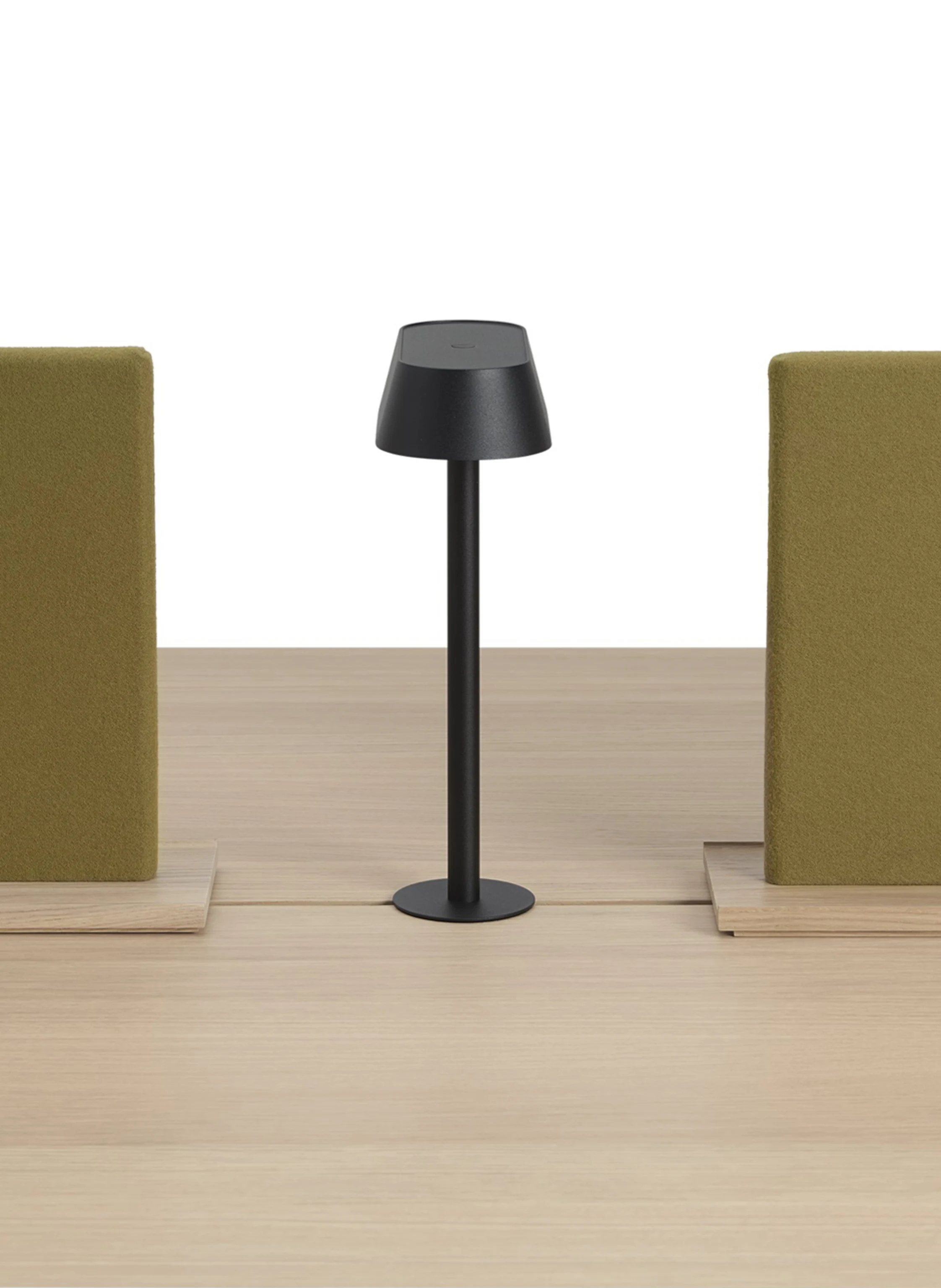 MUUTO Tischleuchte LINEAR