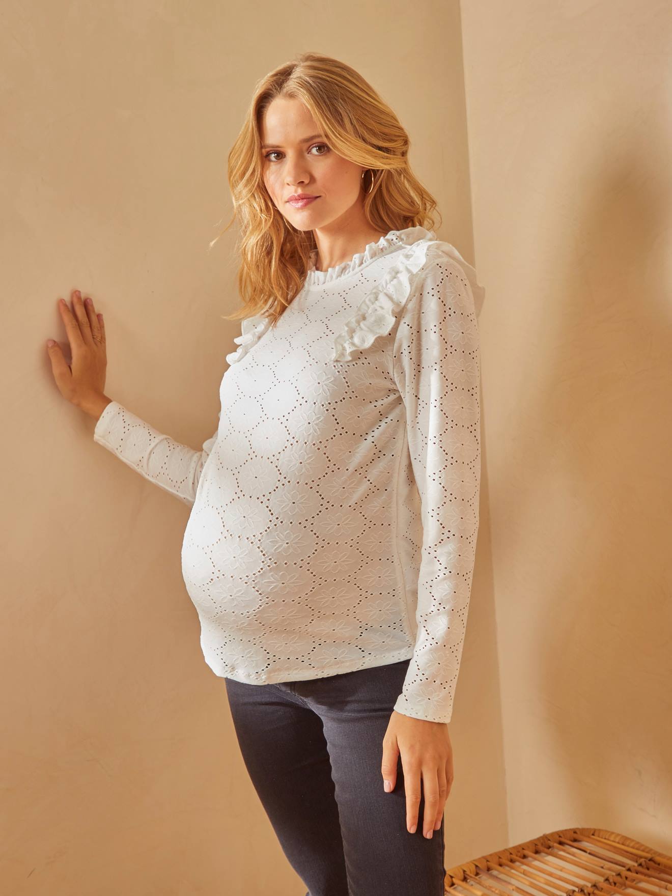 Camiseta preta lisa de malha sofisticada para gestantes e lactantes.