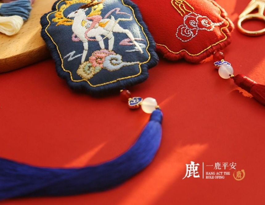 Embroidery Kingdom - DIY-borduurpakket met hertenamulet