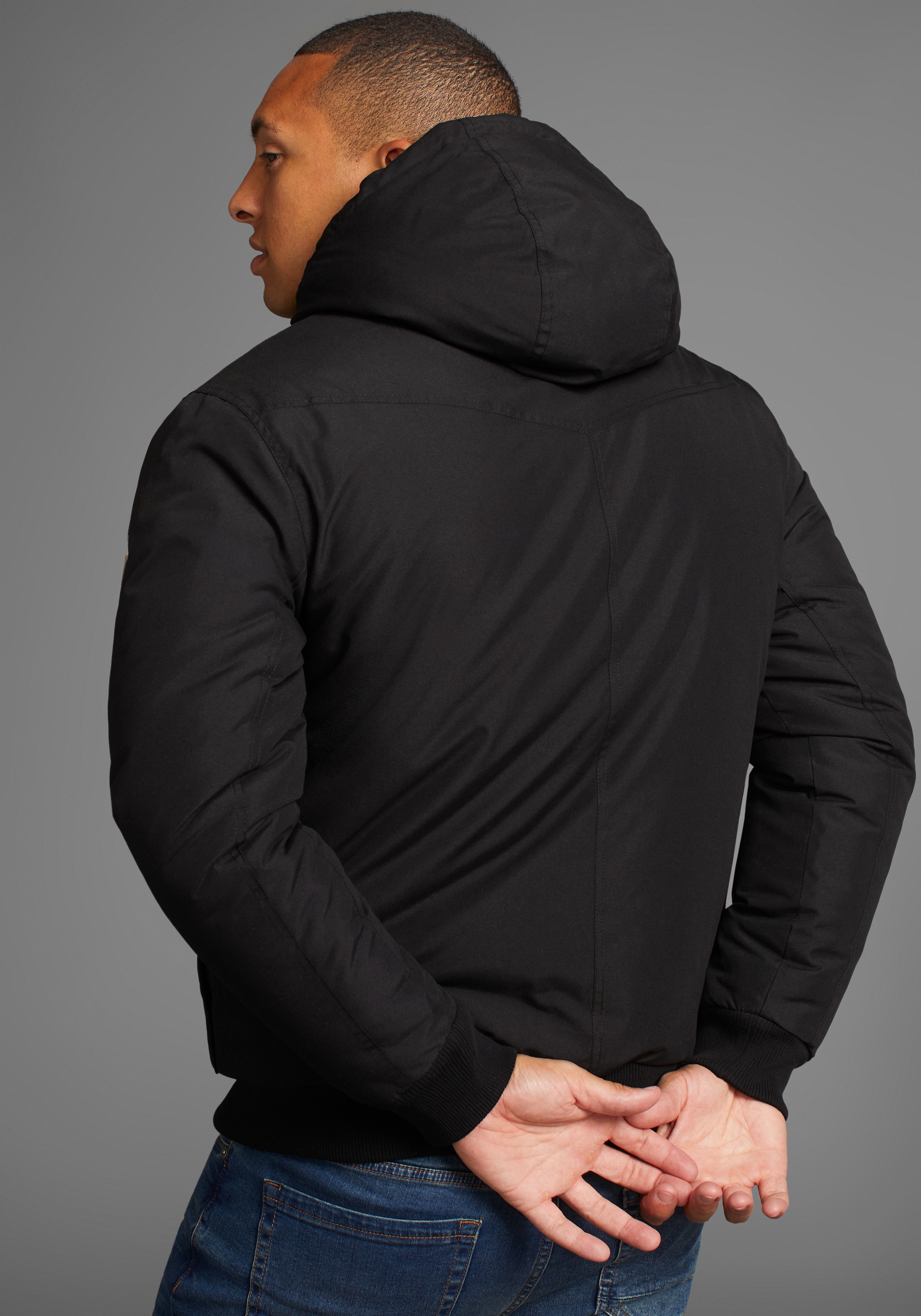 Bruno Banani Winterjacke mit Kapuze aus Baumwolle und Polyester,  hochschliessender Kragen