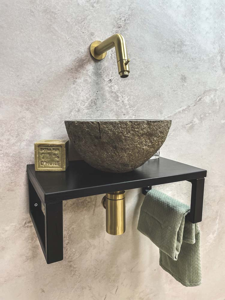 Saniclear Lovi fonteinset met rivierstenen waskom en gouden kraan voor in het toilet