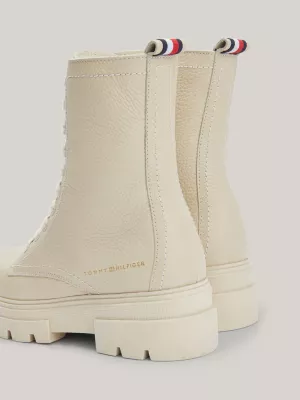 Botas de cano médio com cadarço em couro texturizado