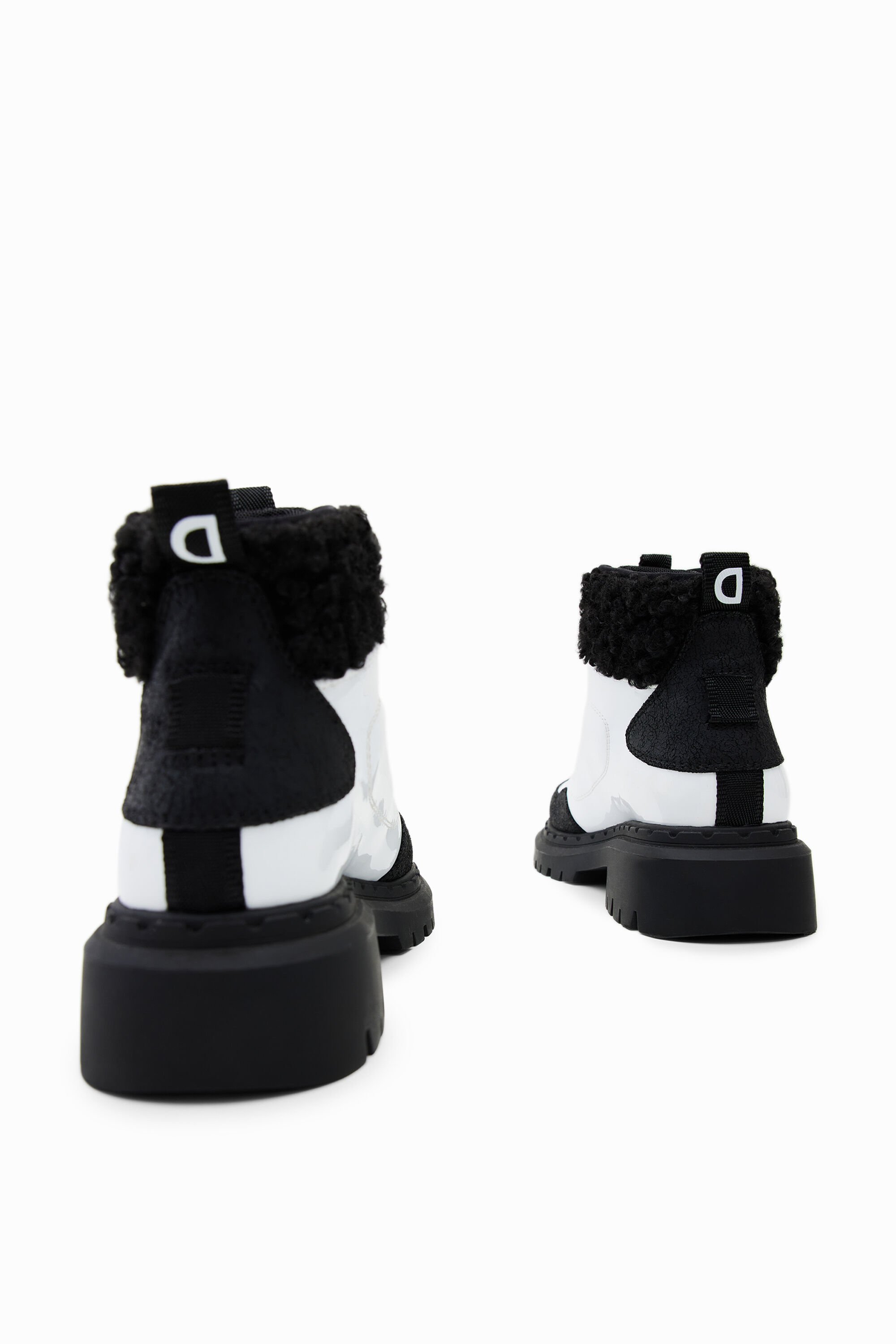 Bota trekking cordones