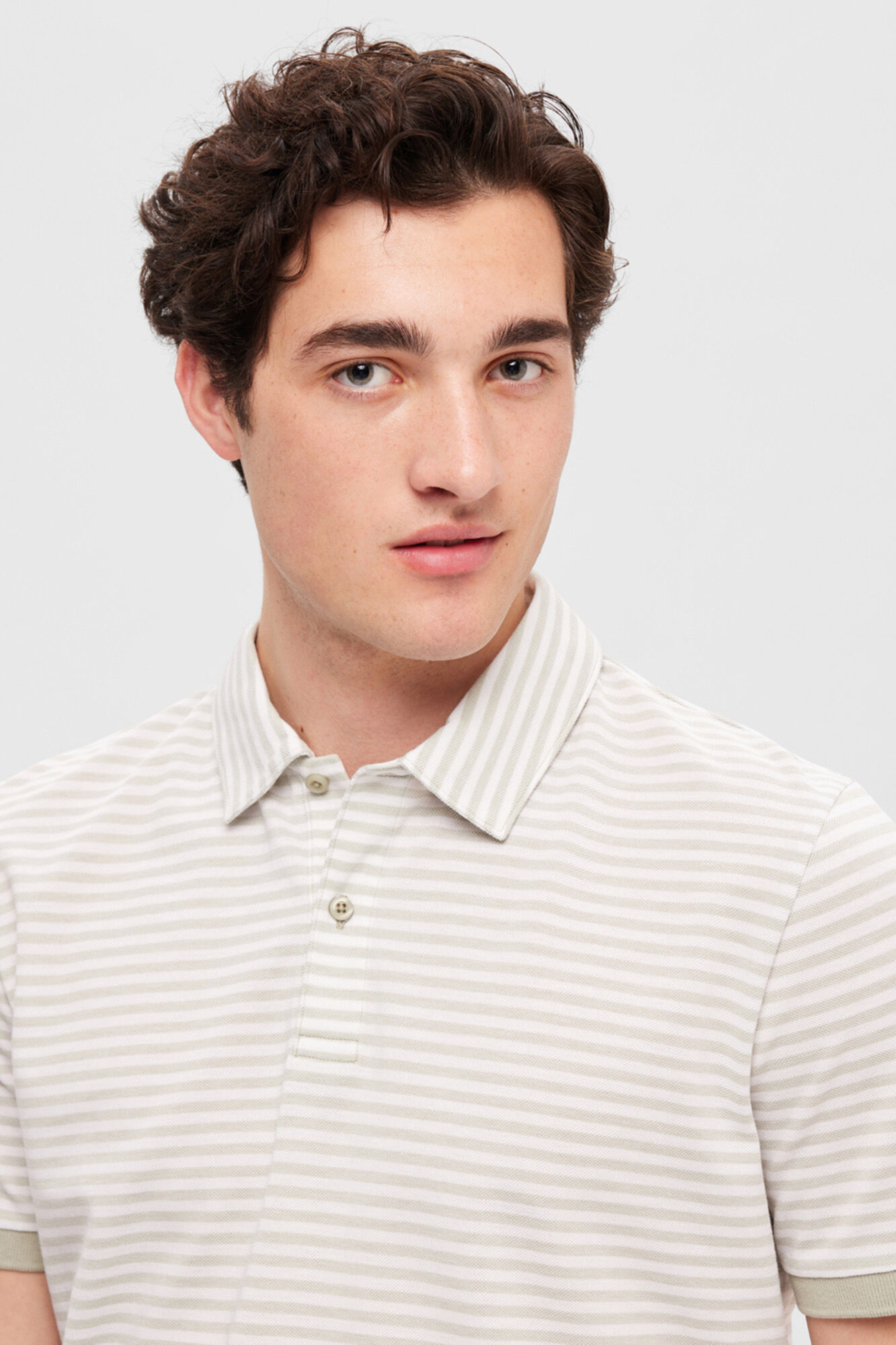 Camisa polo listrada de manga curta em algodão orgânico. - Branca