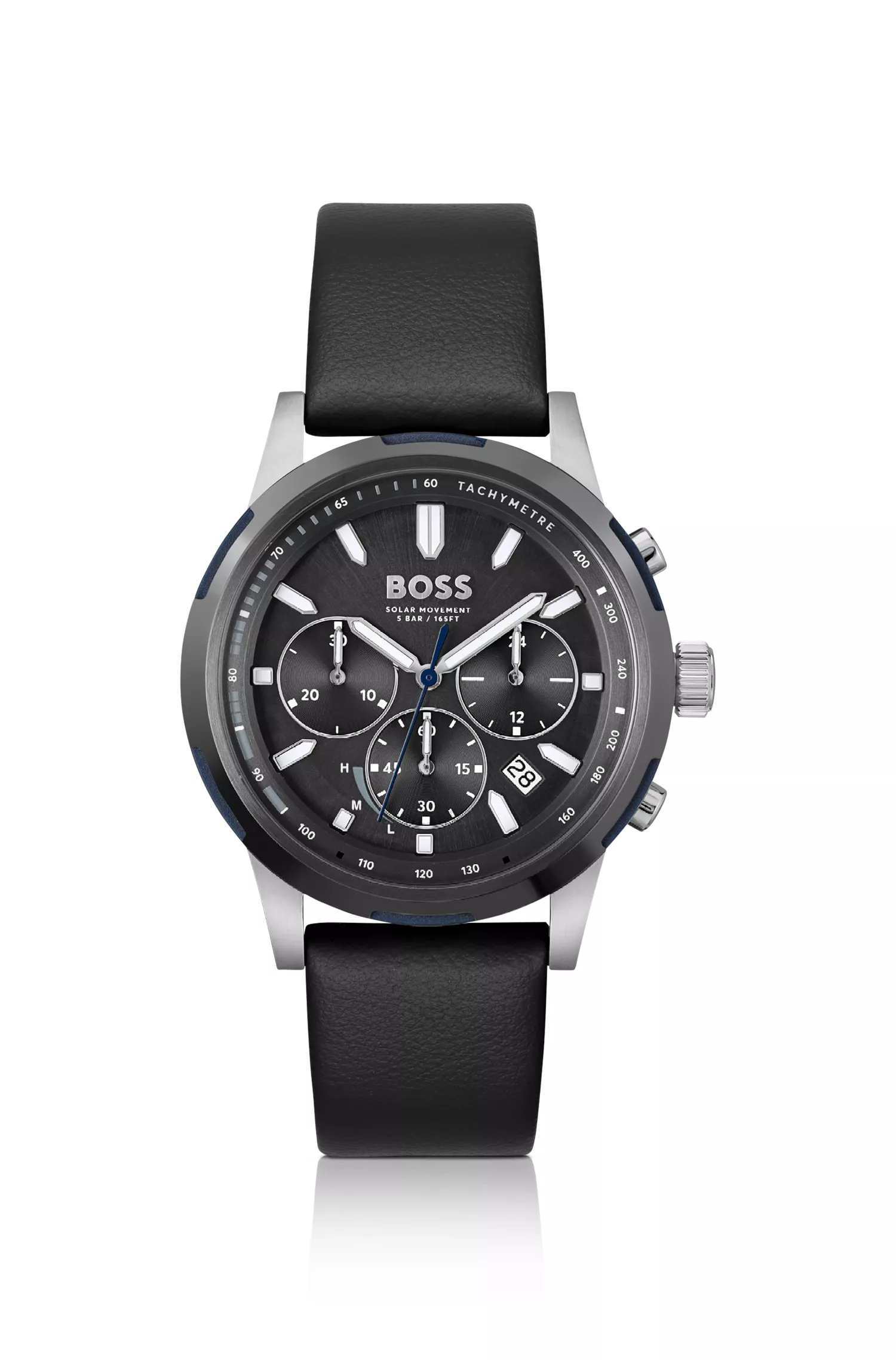 Relógio cronógrafo BOSS com mostrador preto e pulseira de couro preta.
