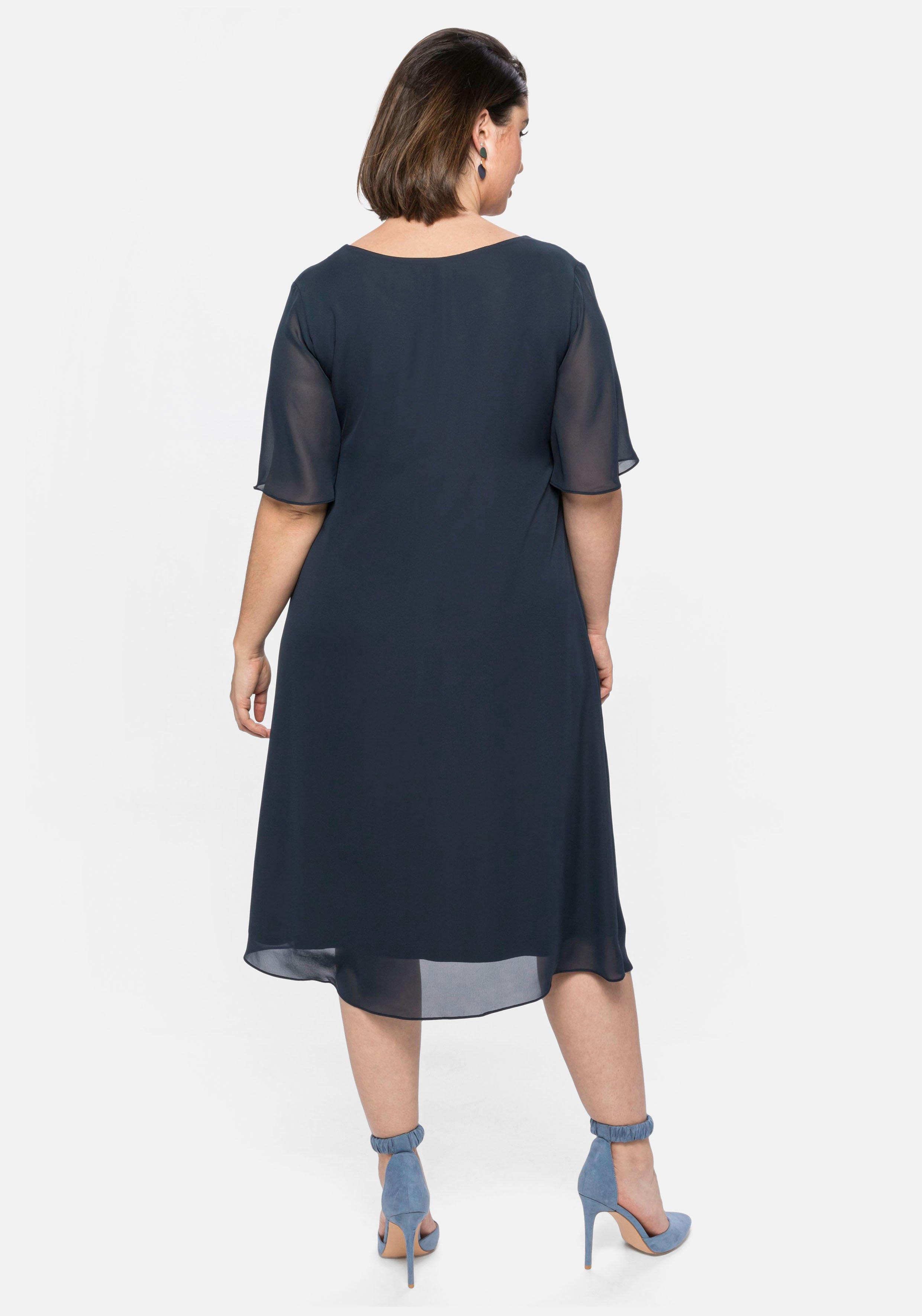 Chiffonkleid mit Schmucksteinen am Ausschnitt