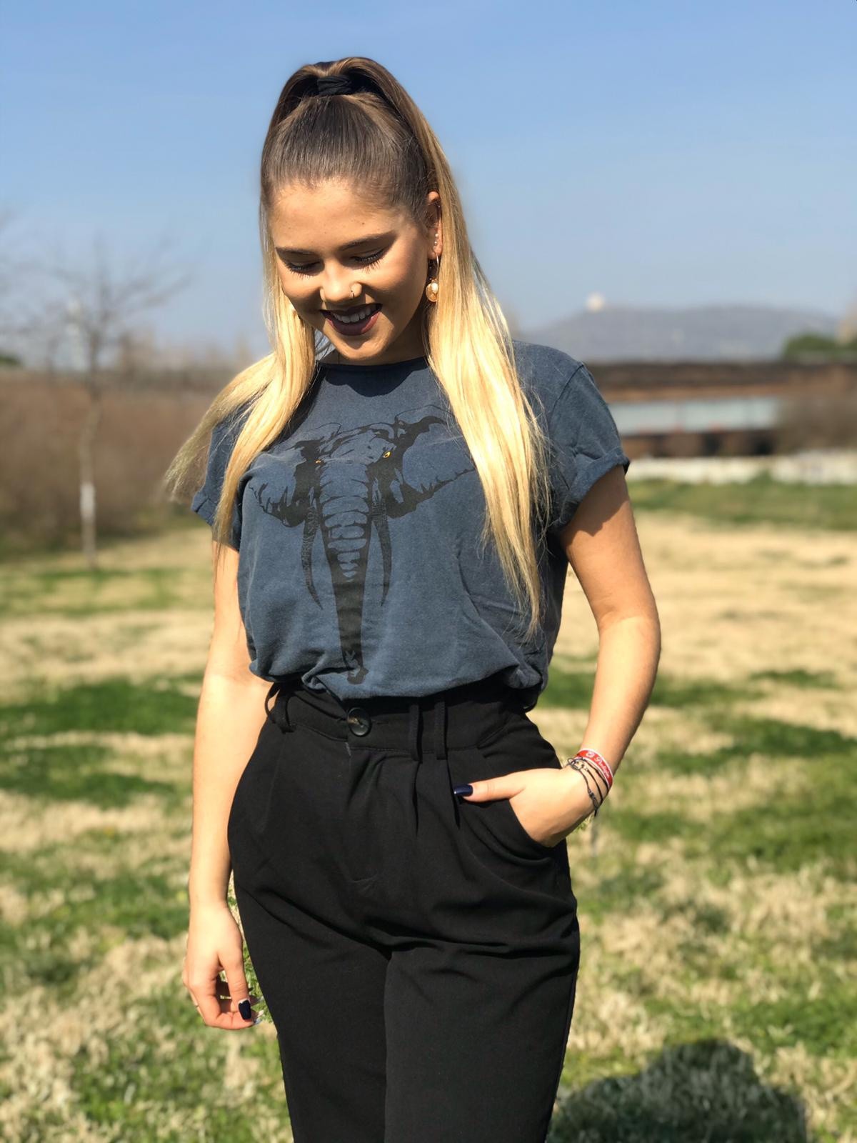 Camiseta feminina com estampa de elefante, totem animal, na cor azul.