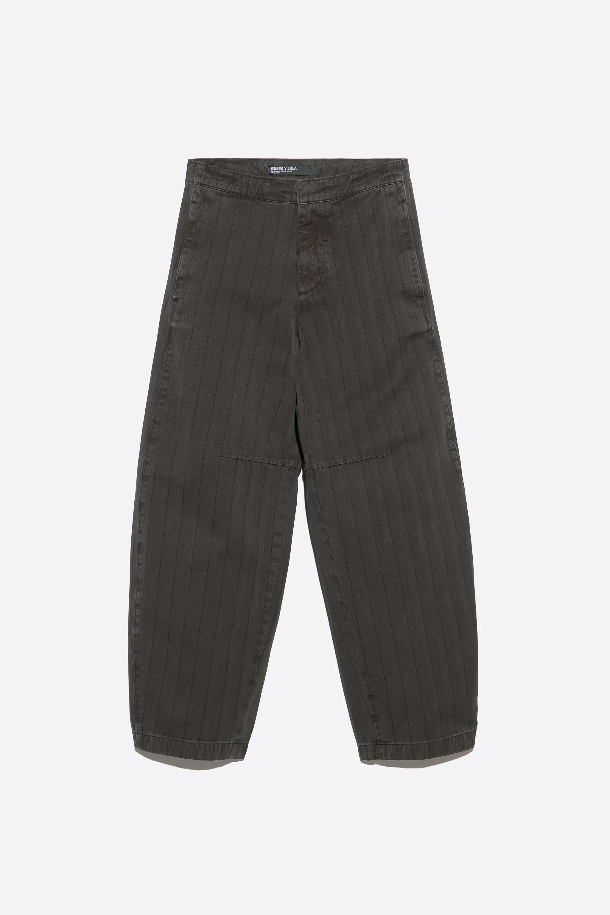 Calça jeans marrom desbotada com listras nas pernas