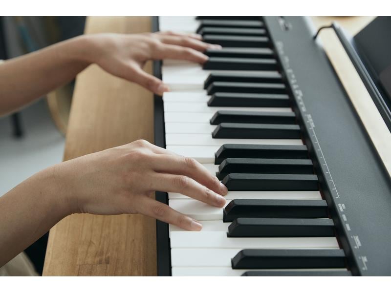 Casio E-Piano CDP-S110BK Schwarz Das Einsteigermodell der CDP-S Digitalpiano-Serie mit gewichtetem Scaled-Hammer-Action-Keyboard II mit 88 Tasten