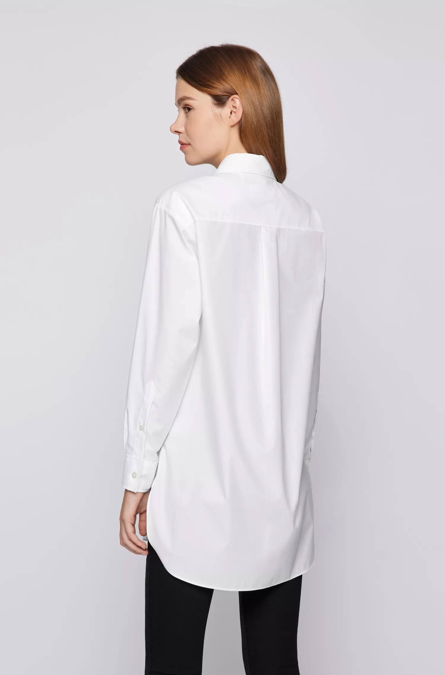 Blusa BOSS preta, comprida e com modelagem solta, em algodão orgânico.