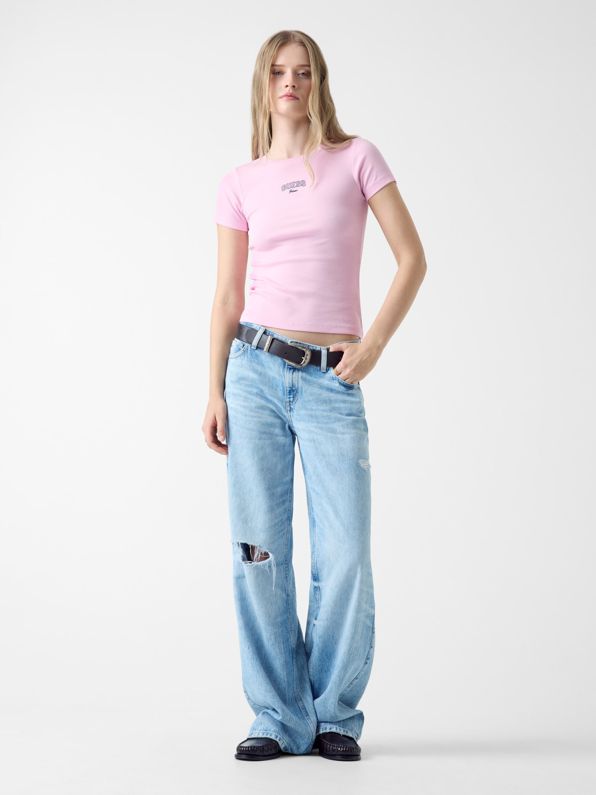 Camiseta com logotipo bordado