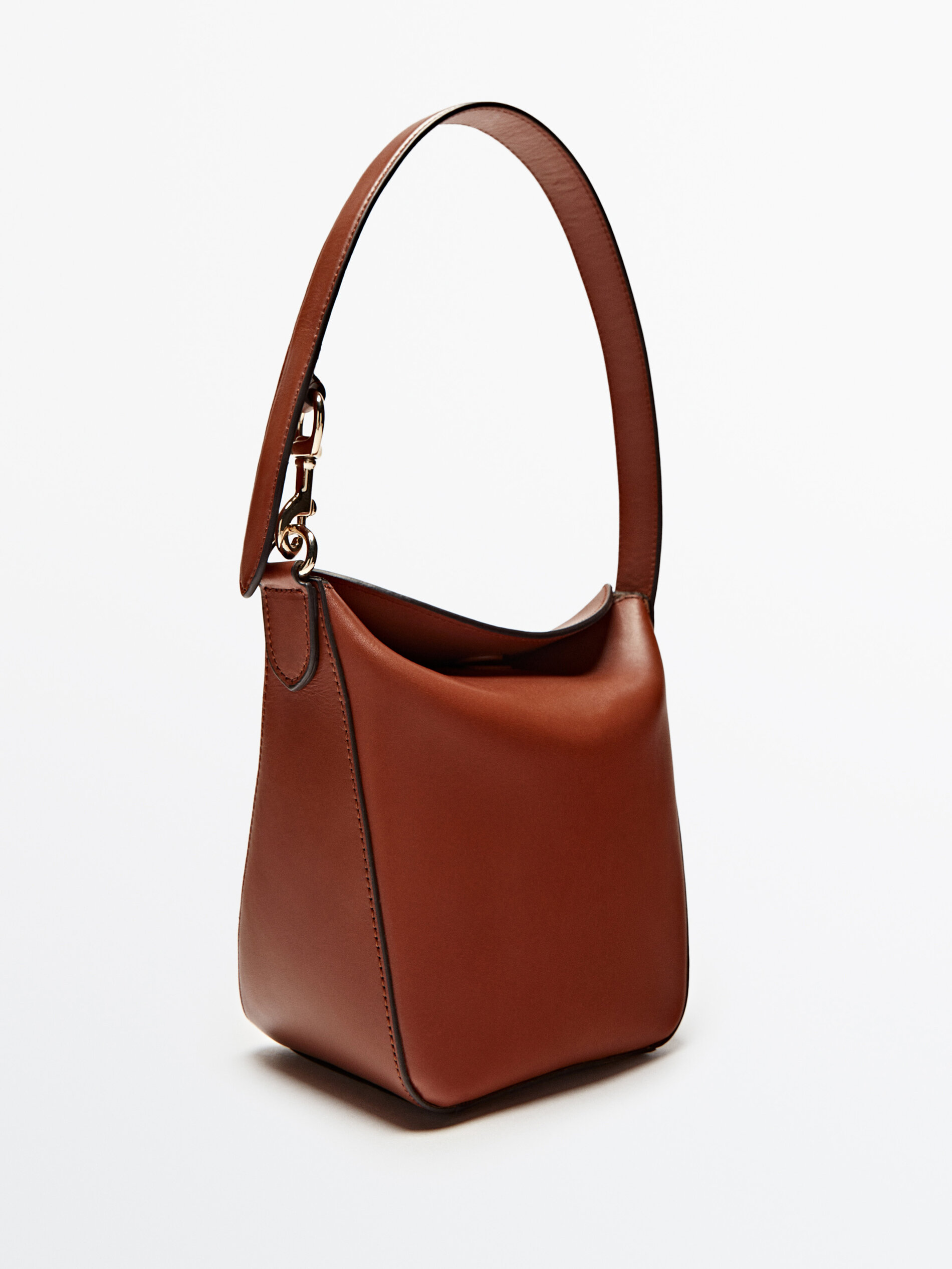 Mini bolsa de ombro tipo saco em couro napa - COURO
