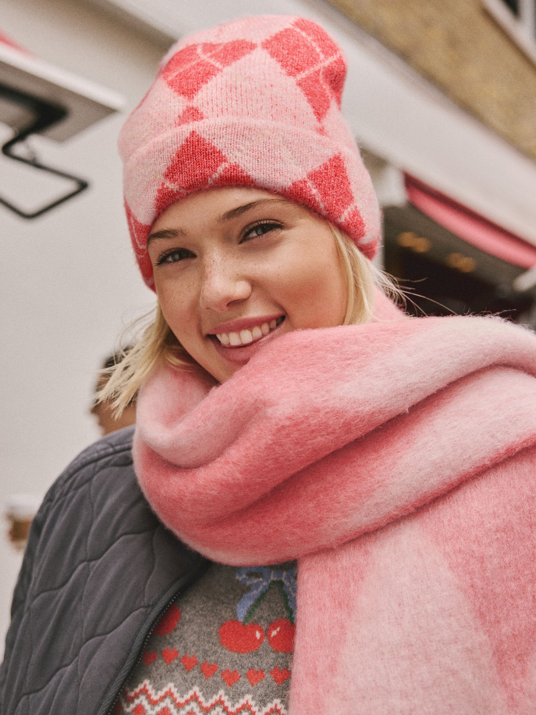 Rood/roze met ajourmotief - Gebreide beanie