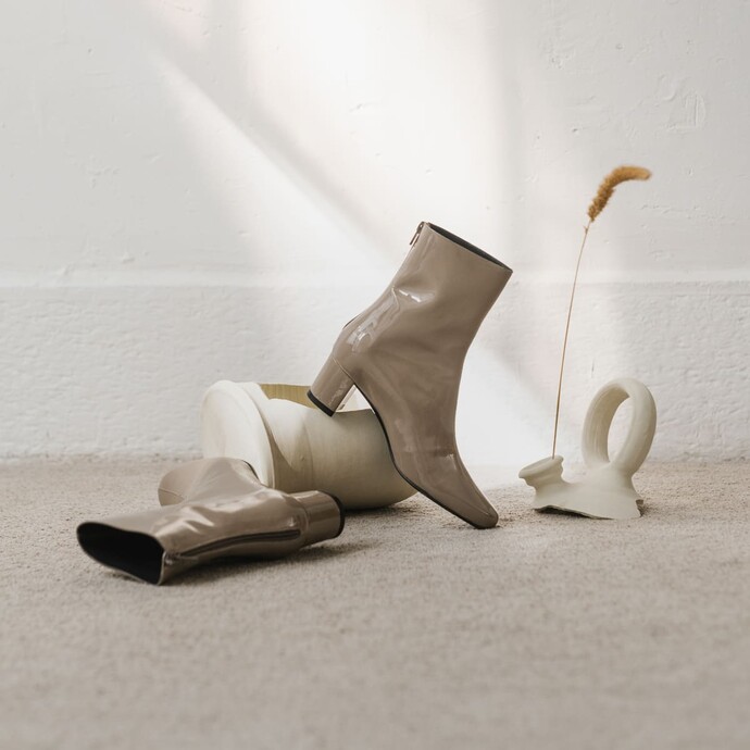 Bottines à talon  en cuir vernis gris
