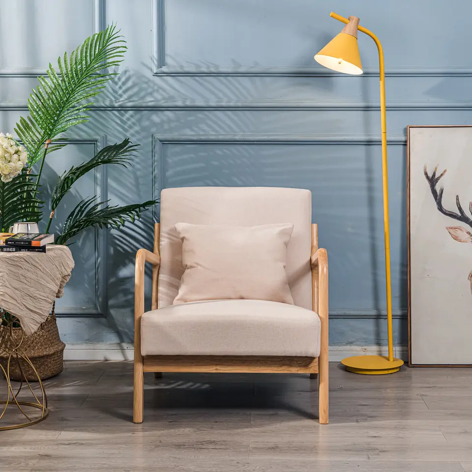 Fauteuil van massief hout en beige stof
