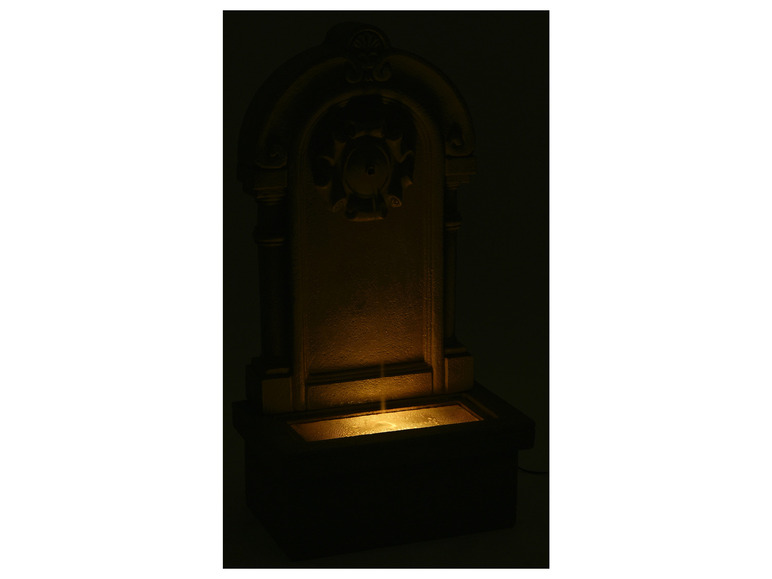 Tuinfontein met LED's en zonnepaneel
