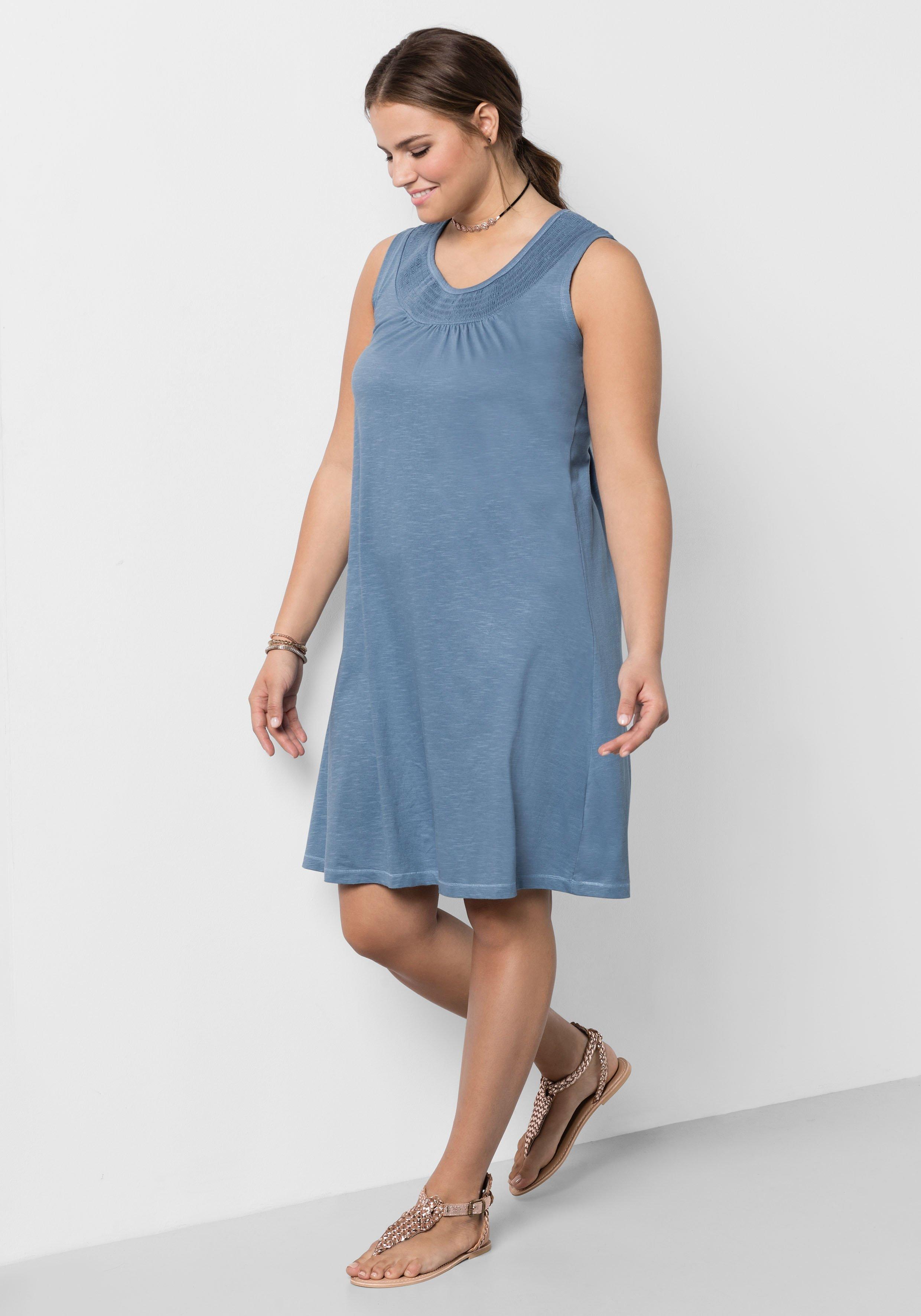 Shirtkleid mit Smok-Einsatz, in A-Linie