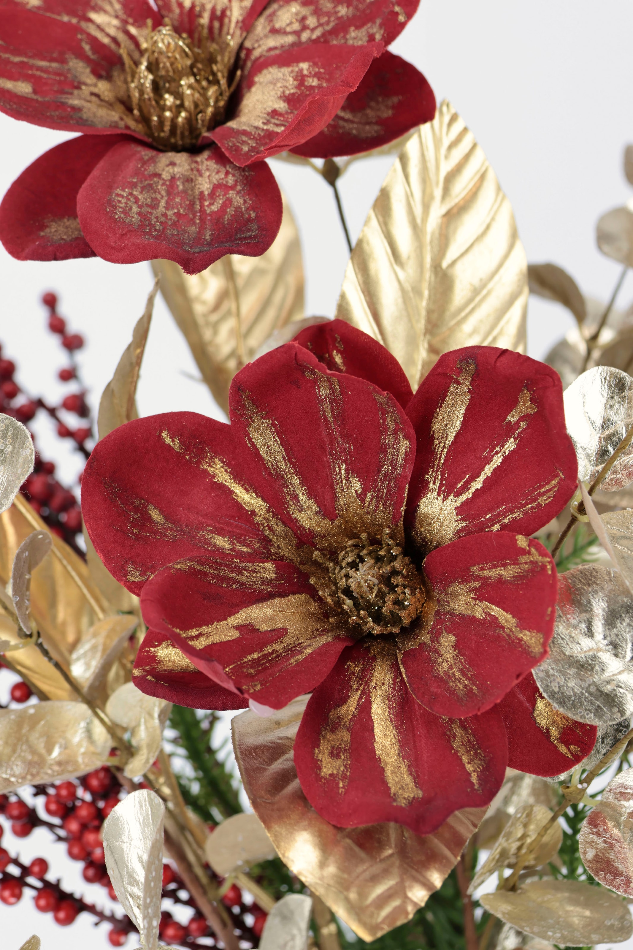 I.GE.A. Winterliche Kunstpflanze »Gesteck mit Magnolie in Keramikvase, Weihnachtsdeko,« Kunstblumen-Arrangement, festliches Blumenensemble, Weihnachtsgesteck