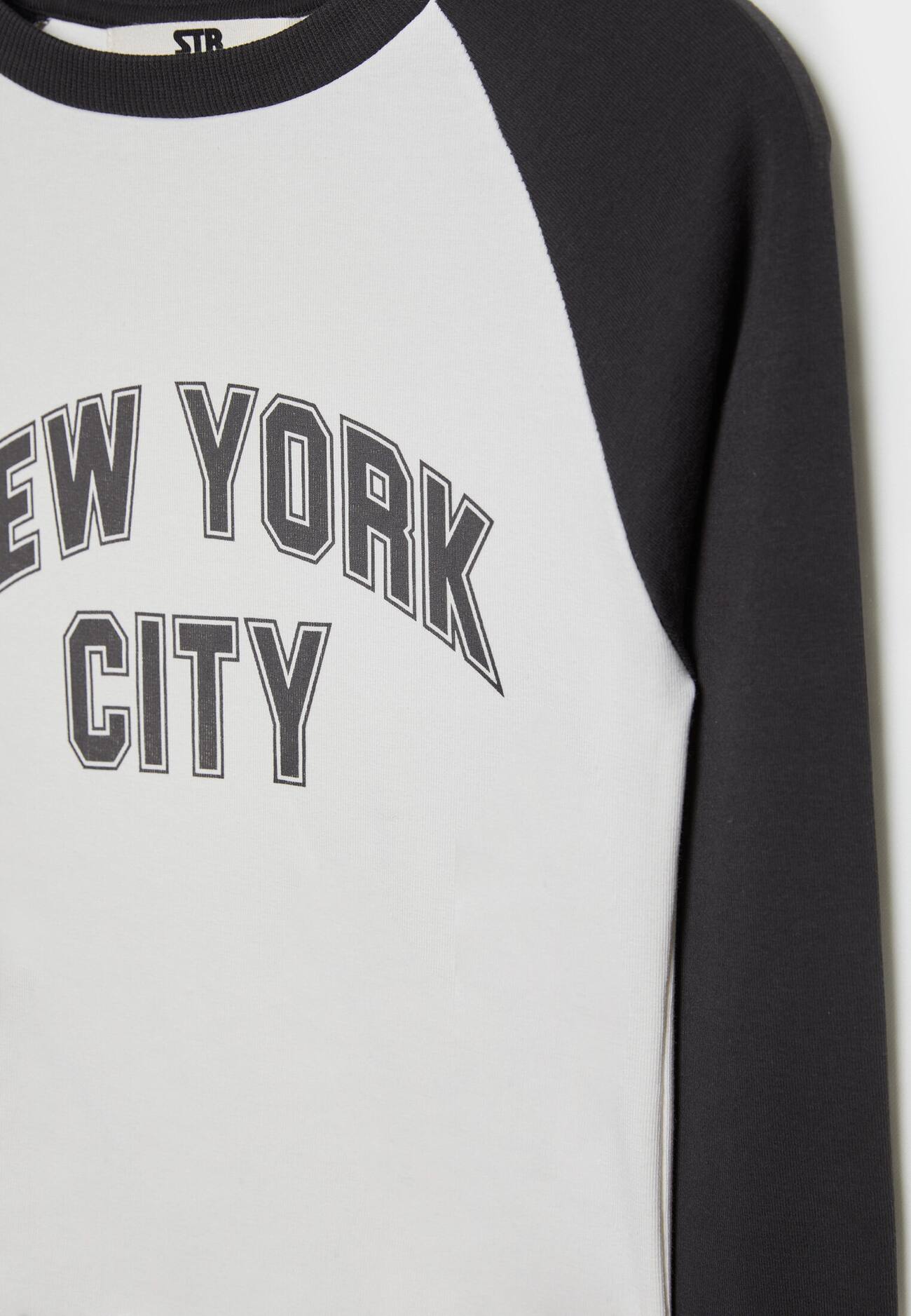 Camiseta estampada em dois tons