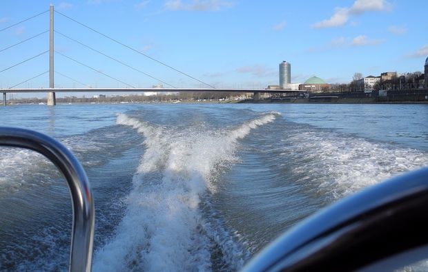 Motorboot fahren in Düsseldorf bei mydays als Geschenkidee