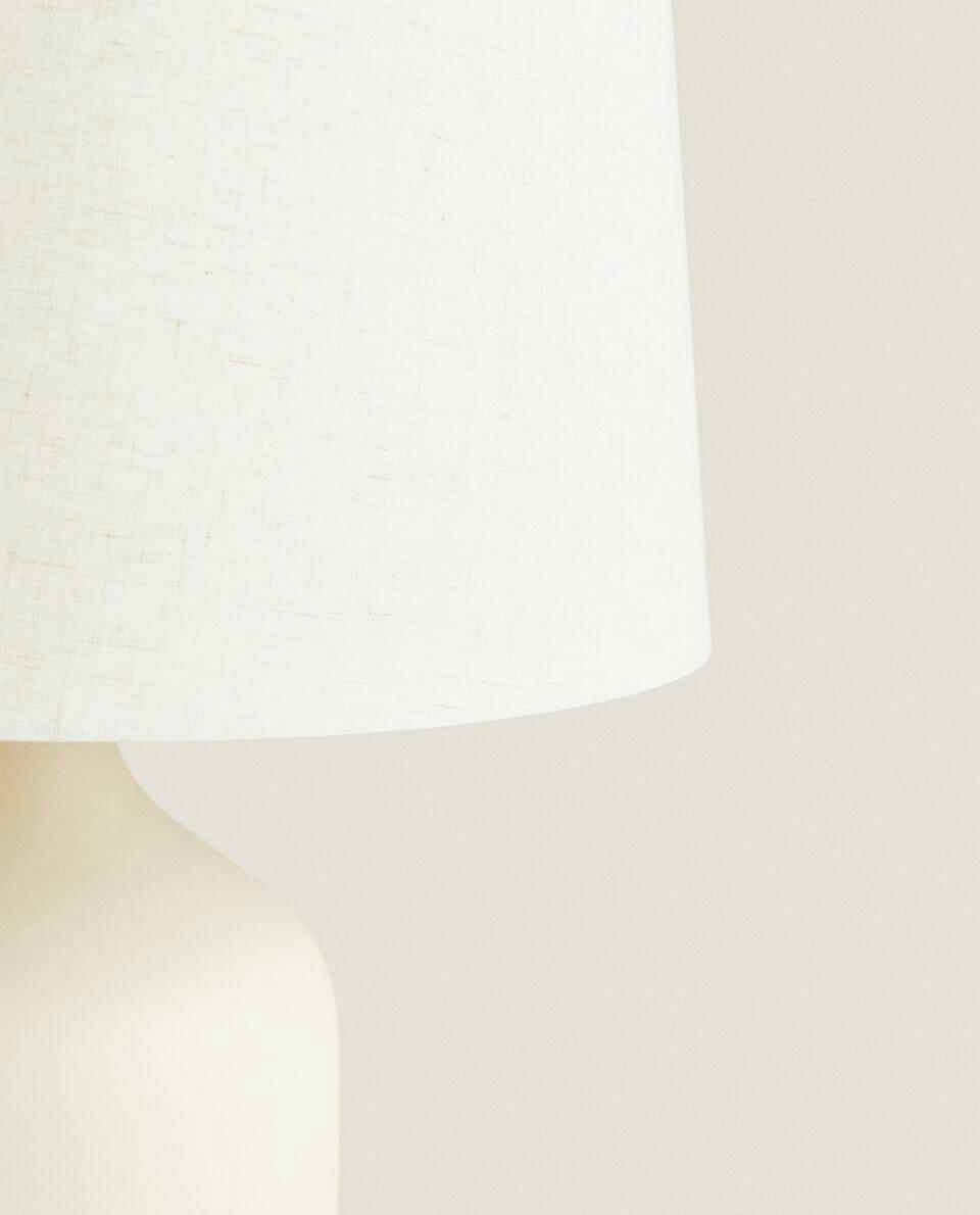 LUMINÁRIA COM BASE DE CERÂMICA BRANCA