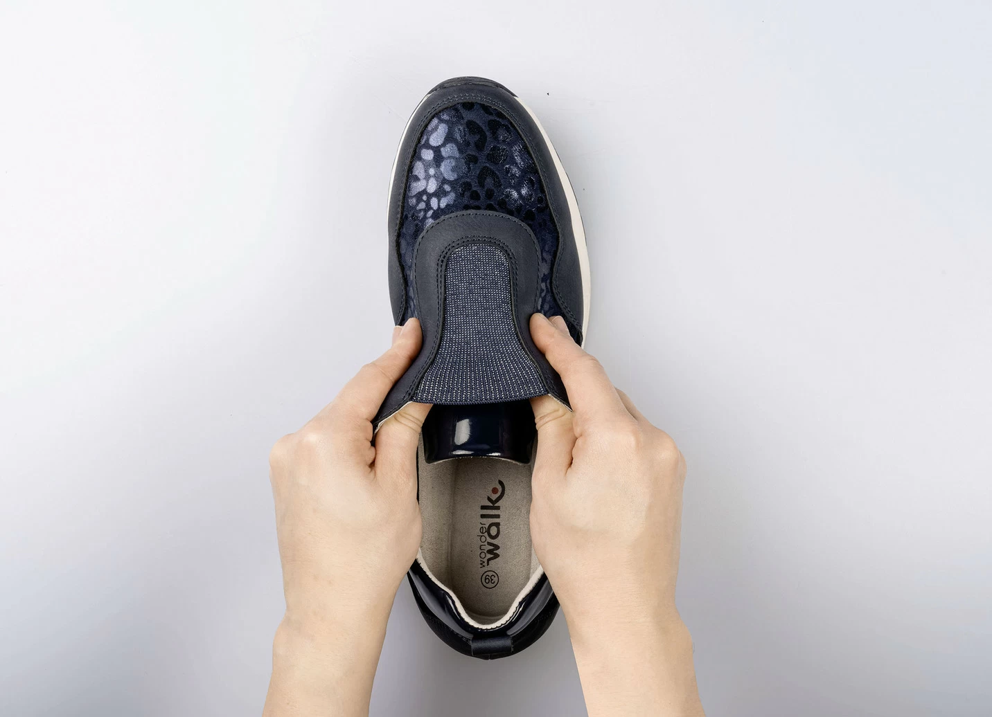 Modischer Stretch-Sneaker im Leo-Look