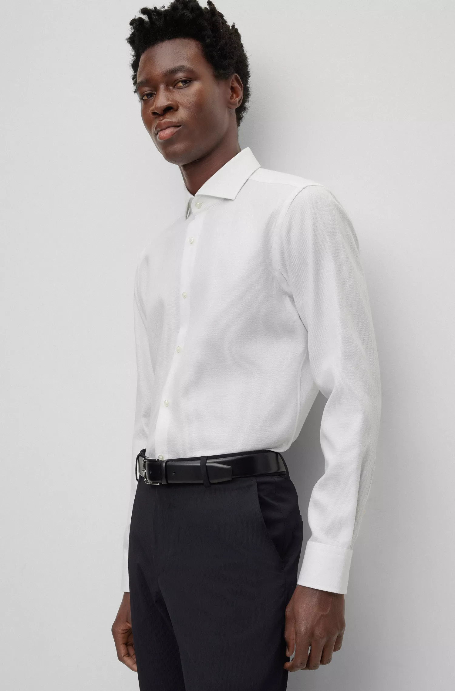 Camisa BOSS preta de corte regular em algodão orgânico estruturado.