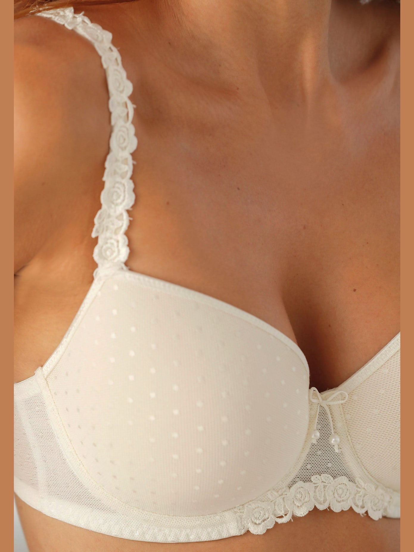 Soutien-gorge coques bonnets doublés avec armatures invisibles sous des hauts moulants