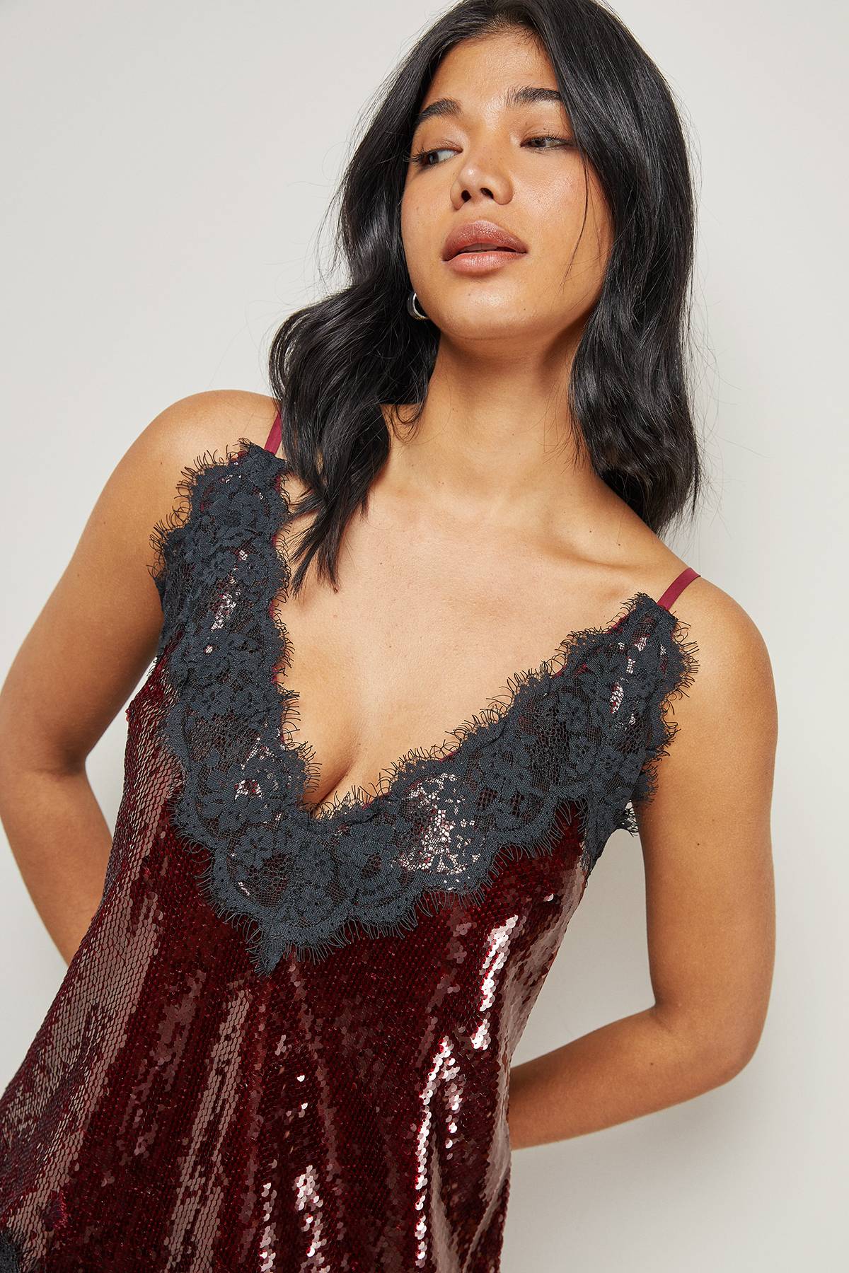 Warehouse Caraco à Paillettes avec Finition Dentelle et Décolleté Haut