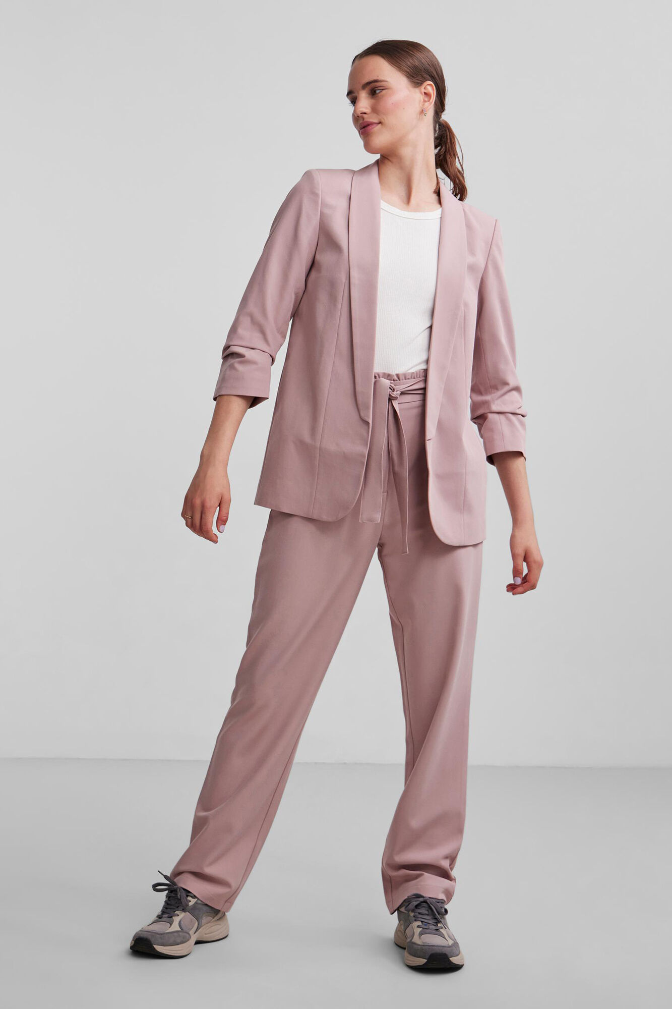 Blazer de manga 3/4 com detalhe de lapela e mangas franzidas. Sem botões.