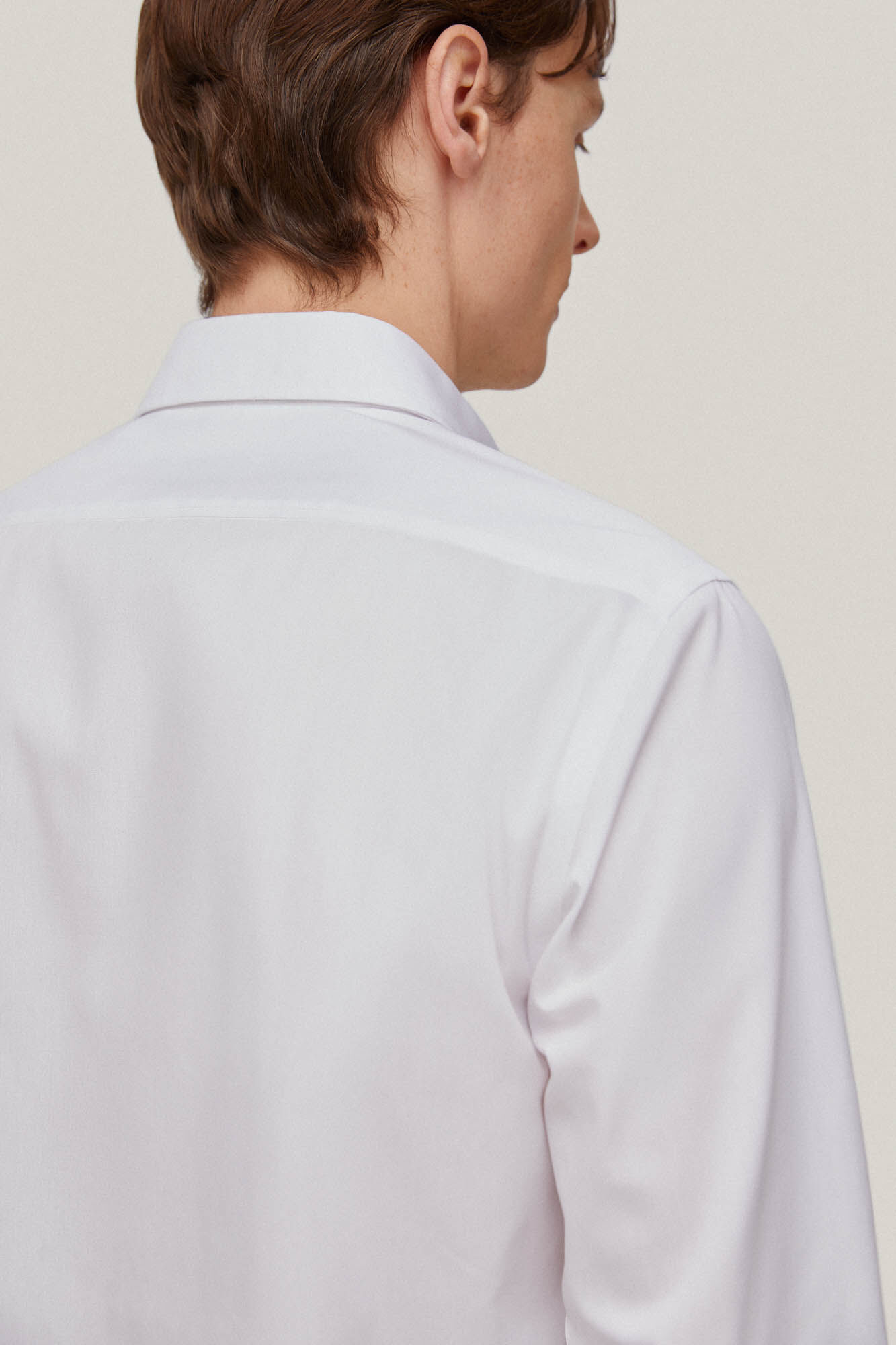 Camisa social lisa com abotoaduras que não precisam ser passadas a ferro e corte slim resistente a manchas - Branca