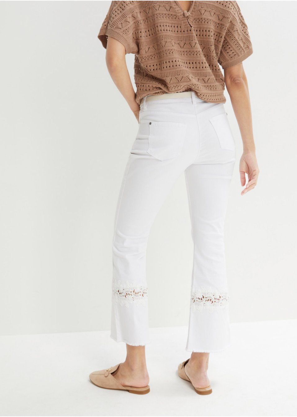 Pantalon 7/8 avec broderie ajourée