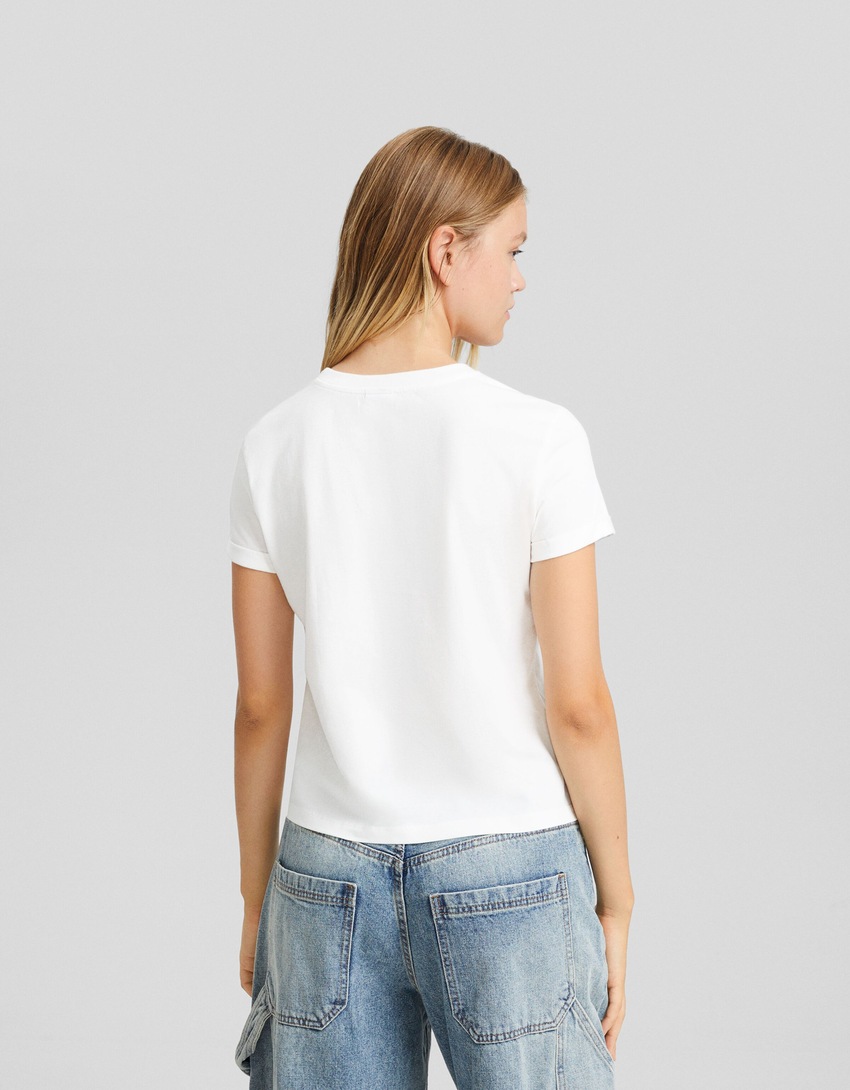 Camiseta de manga curta com estampa e modelagem ajustada
