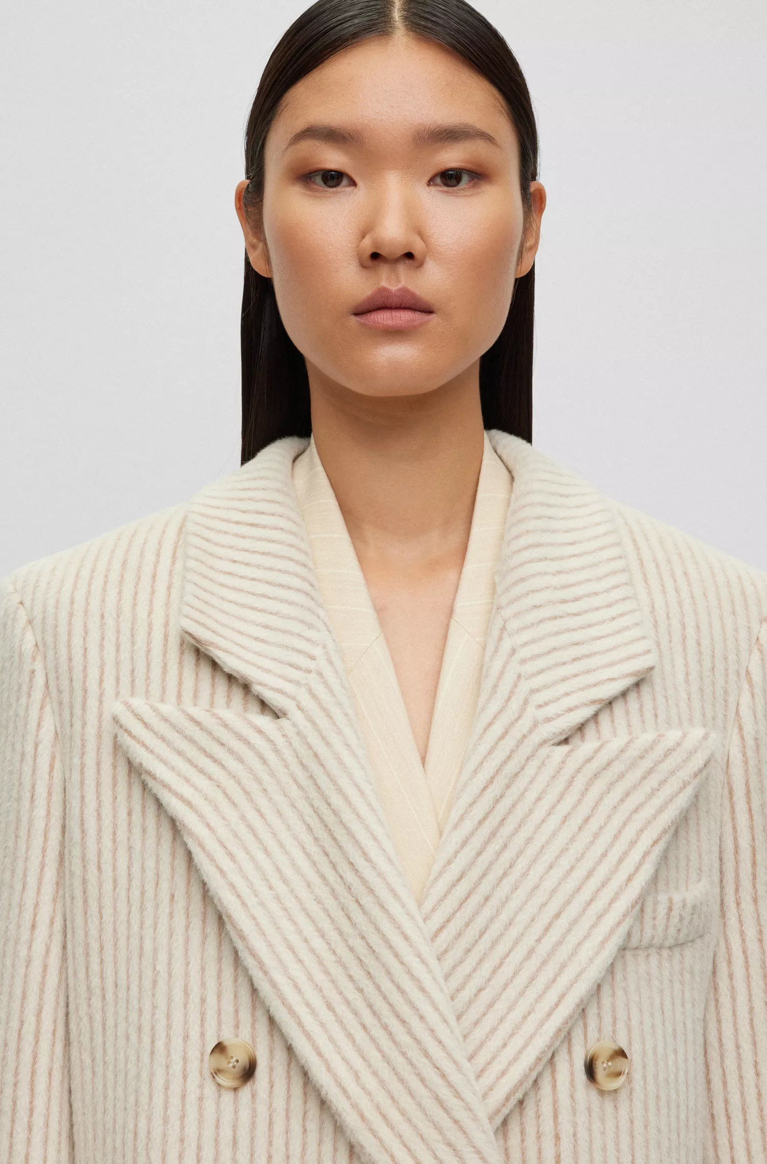 Casaco oversized BOSS com risca de giz preta em alpaca e lã.
