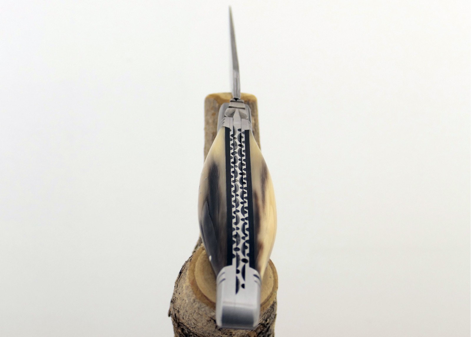 Couteau Laguiole prestige avec un manche en pointe de corne blonde et mitres en acier inoxydable et lame Damas