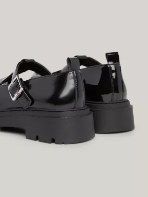 Sapatos de couro envernizados com fivela robusta