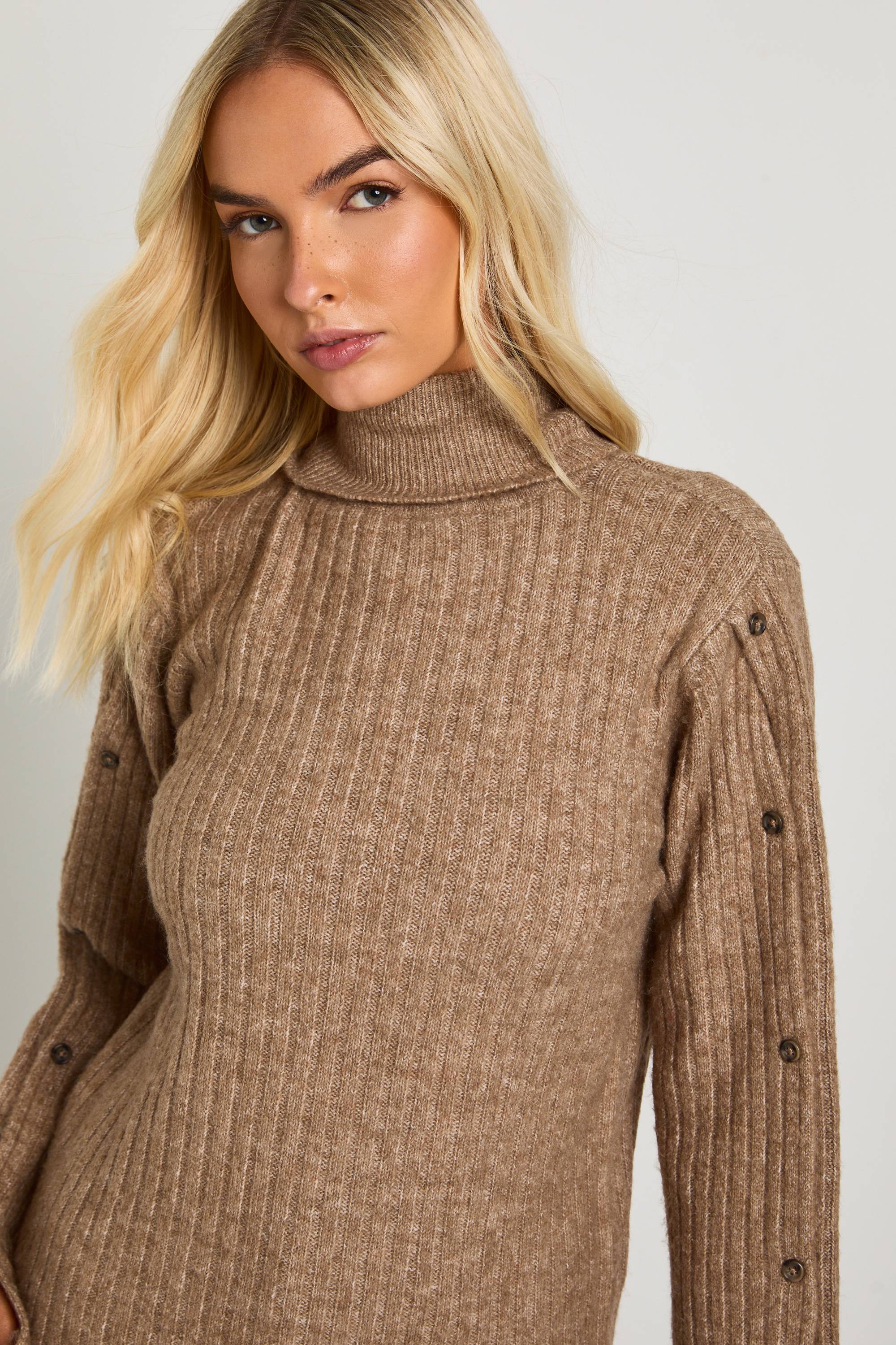boohoo Pull en maille ultra-doux à col montant avec détails de manches à boutons