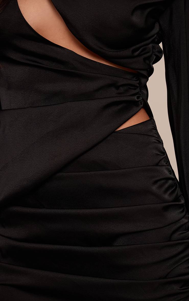 Noir Robe Courte Droite En Satin À Manches Longues Avec Découpes