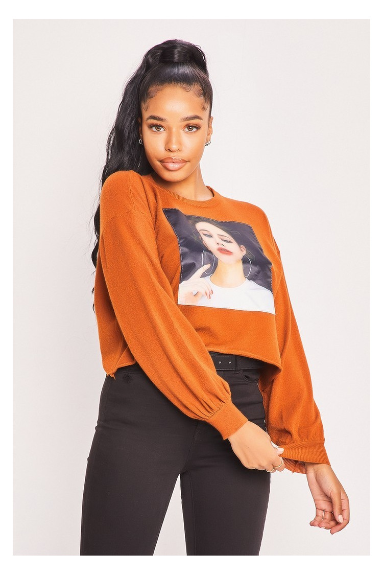 Pull marron tête de femme