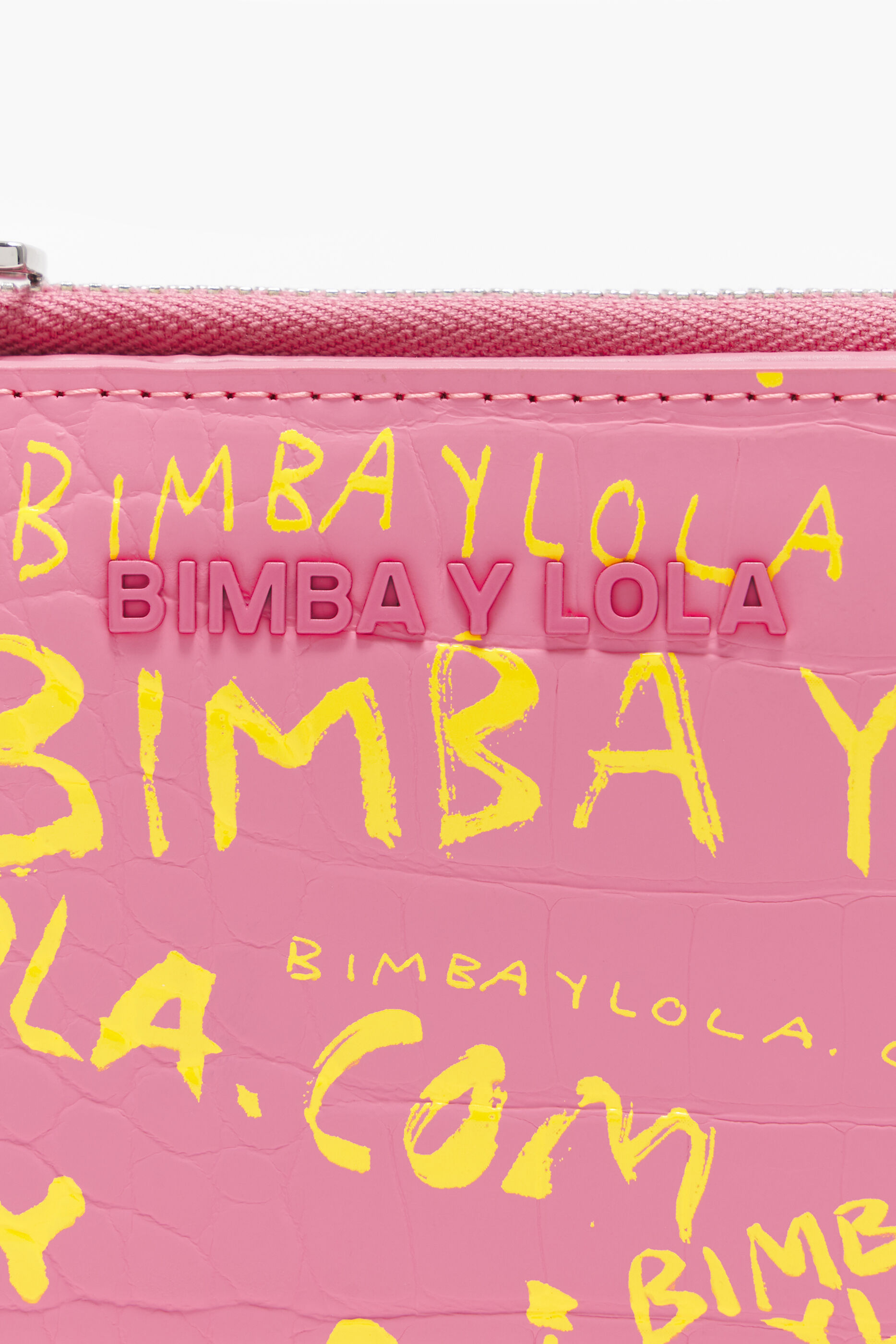 Carteira retangular rosa com estampa de crocodilo