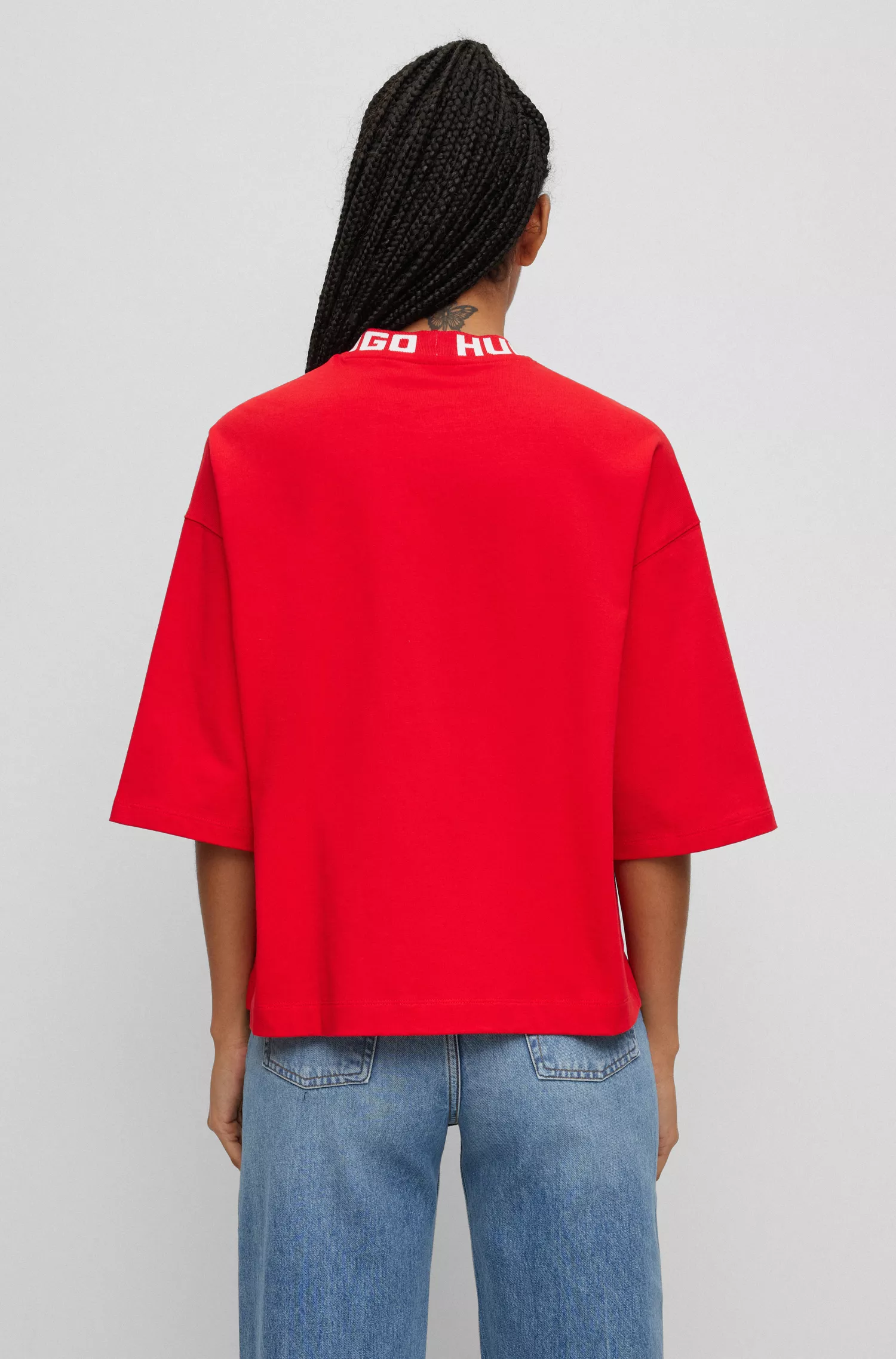Camiseta HUGO vermelha em malha de algodão, modelagem relaxada, com gola com logo.