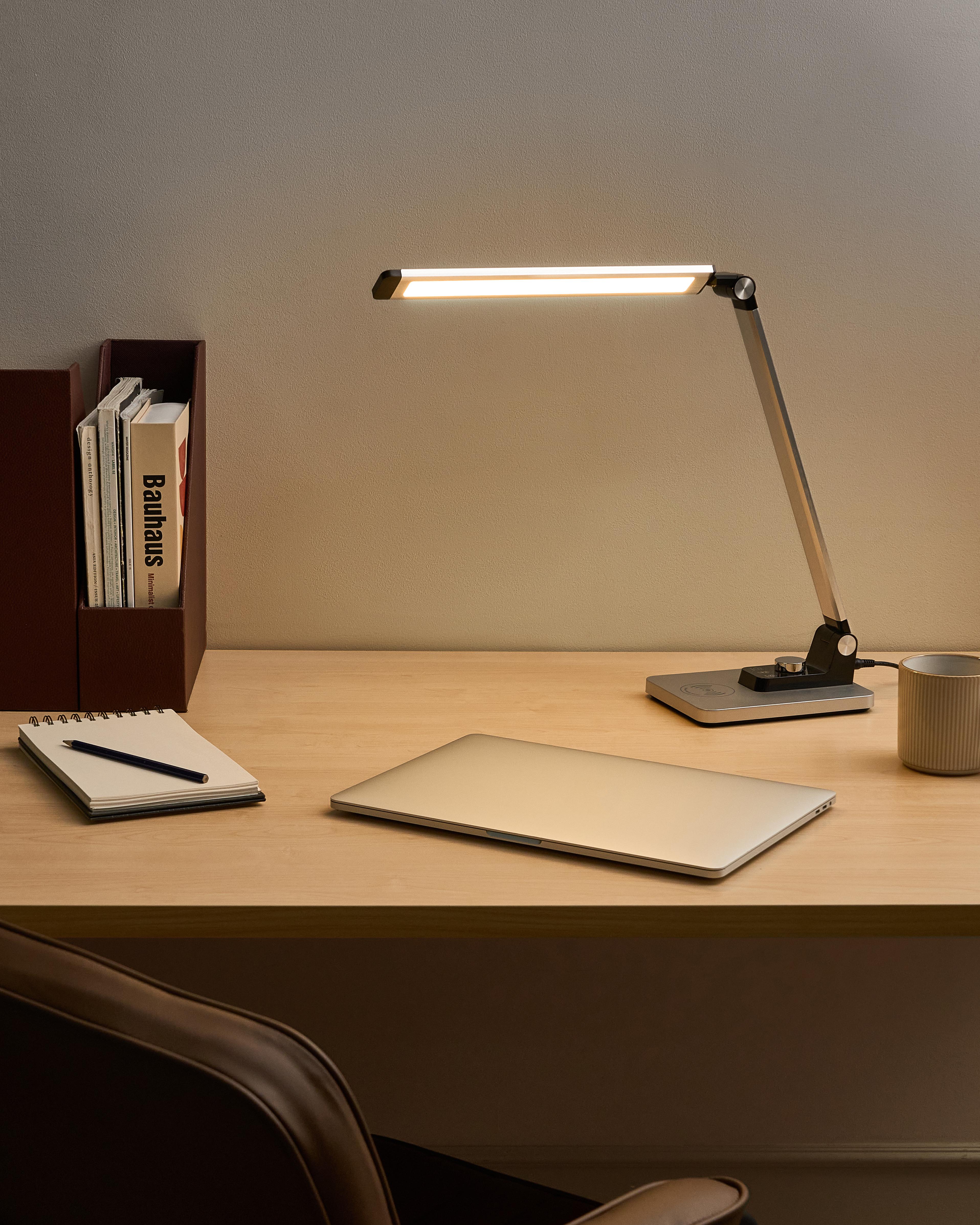 LED bureaulamp ENIF met draadloze oplader Zilver