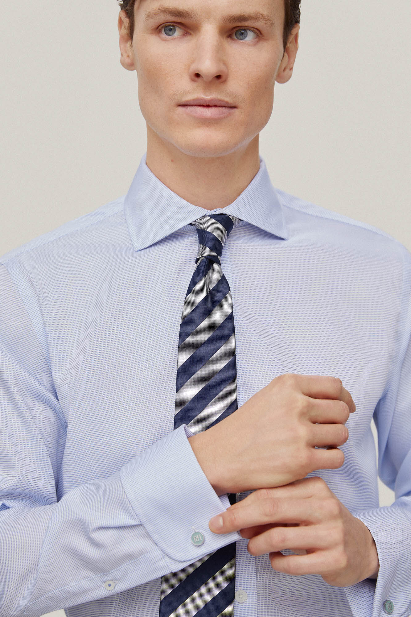 Camisa social Twin, estrutura lisa, não precisa passar e é resistente a manchas - Azul