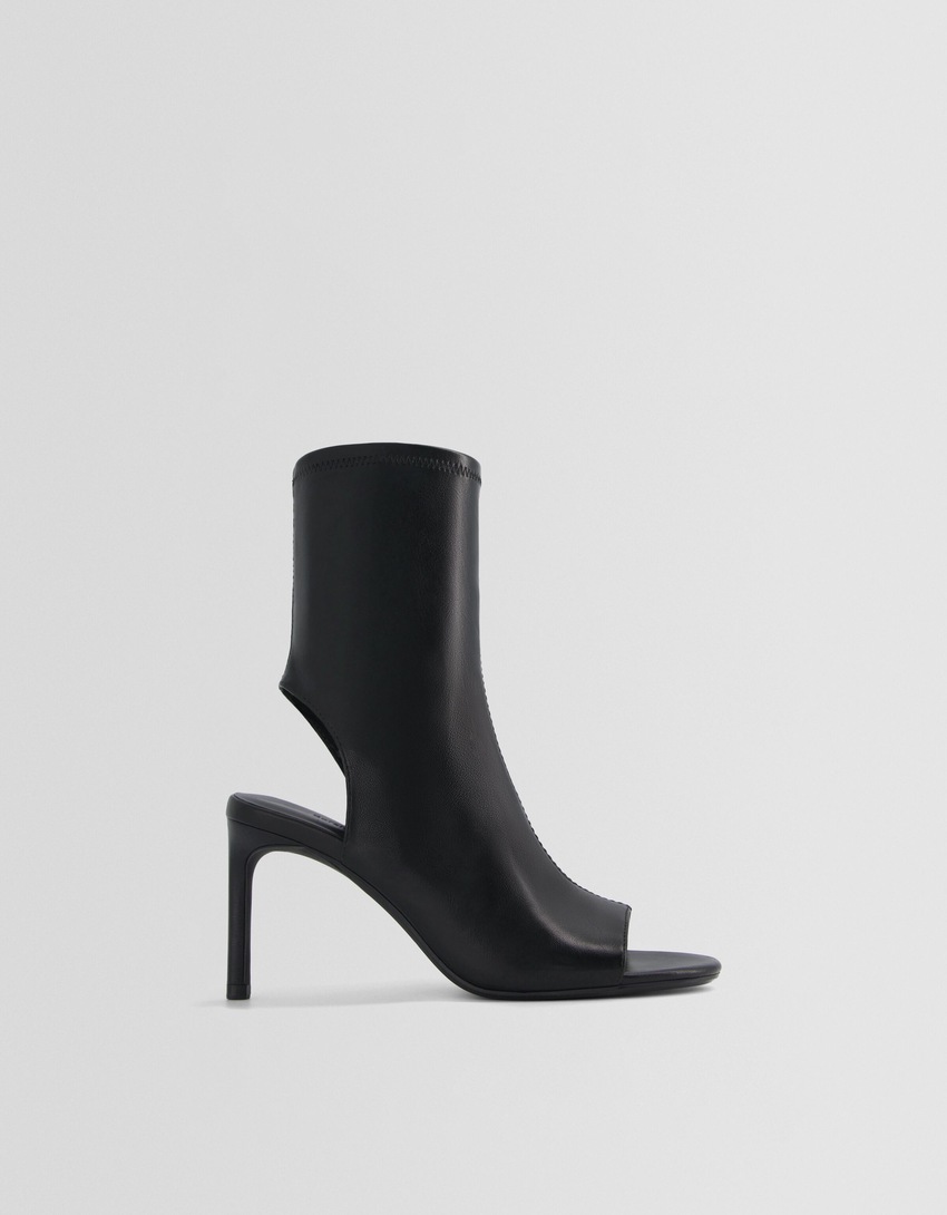 Botas de cano curto com salto alto e tira no calcanhar, da linha Generation Bershka, com detalhe vazado nos dedos.
