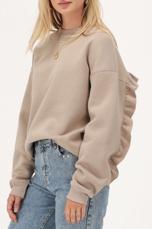Beige sweater met ruffle en patch