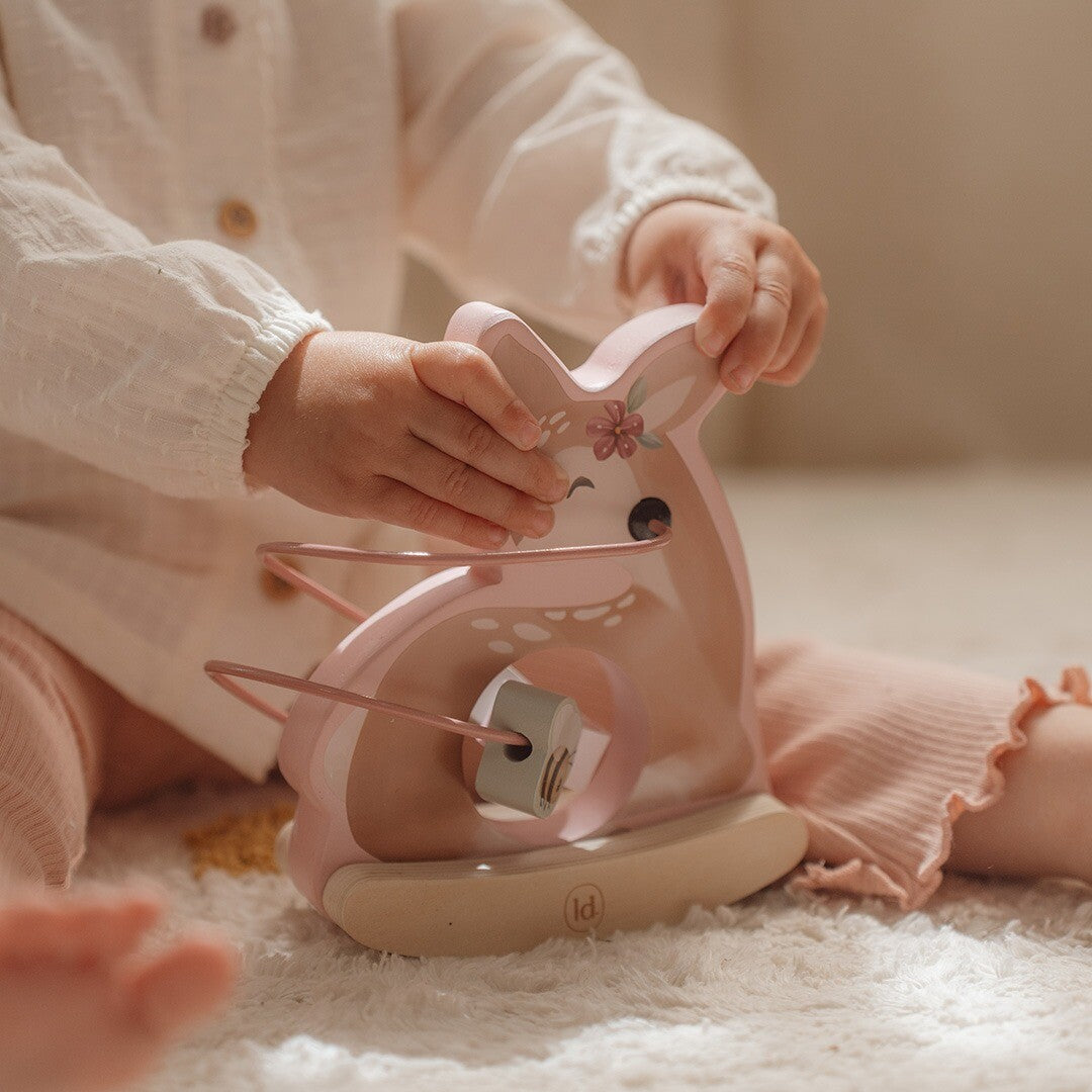 Little dutch wiebeldier met activiteitenlooping fairy