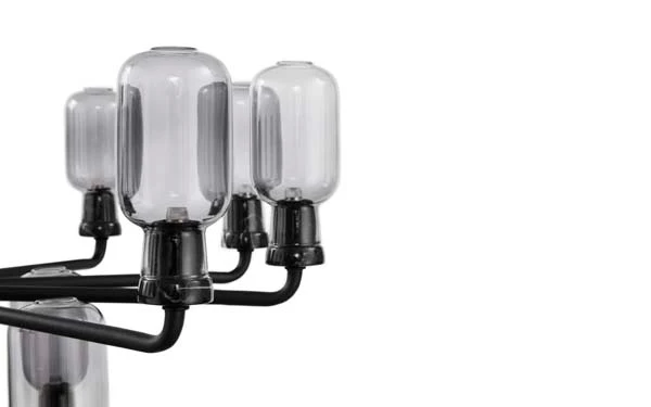 Normann Copenhagen  Amp lysekrone med 15 arme, smoke/sort - H: 32,5 cm. Ø: 62,5 cm.
